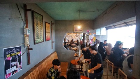 Spot di kedai Kopi 16 yang kerap dipadati milenial Palembang untuk bersantai menyeduh kopi sembari menikmati Sungai Musi di kedai Kopi 16, Minggu (10/12) Foto: abp/urban id
