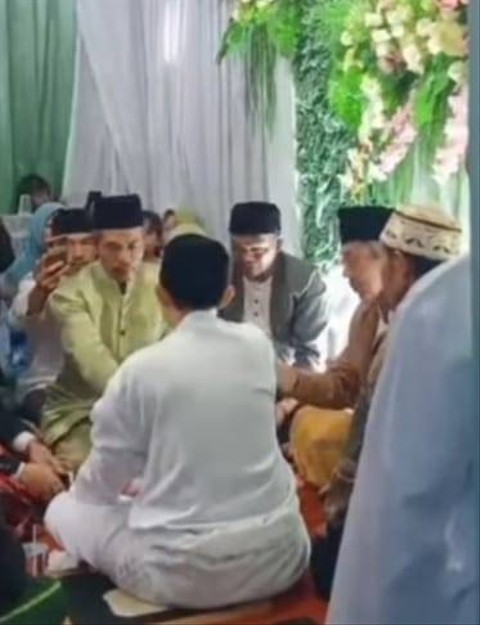 Perempuan berinisial AY (25) asal Kalimantan, menyamar menjadi laki-laki dan menikah dengan perempuan di Desa Pakuon, Kecamatan Sukaresmi, Kabupaten Cianjur, Jawa Barat. Foto: Dok. Istimewa