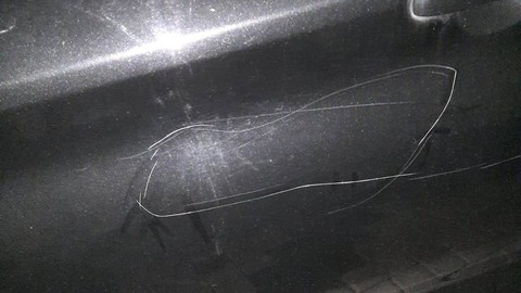 Mobil dinas milik KPU Kota Semarang dirusak dengan cara dibaret oleh OTK. Foto: Dok. Istimewa