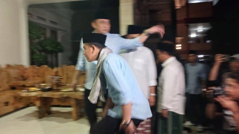 Cawapres nomor urut 2, Gibran Rakabuming Raka, menyambangi Pondok Pesantren Al-Tsaqafah, Jakarta Selatan, malam ini, Minggu (10/12/2023). Foto: Fadhil Pramudya/kumparan