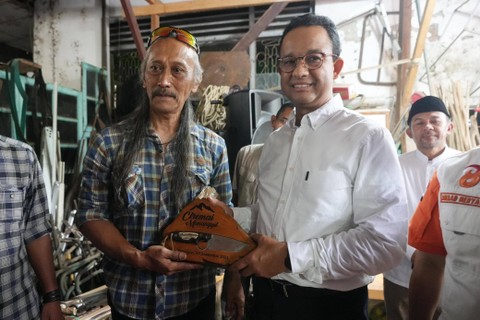 Capres Anies Baswedan menyambangi kediaman aktivis lingkungan dan budayawan Sunda di Kuningan, Maman Akar, Sabtu (9/12/2023). Foto: Dok. Istimewa
