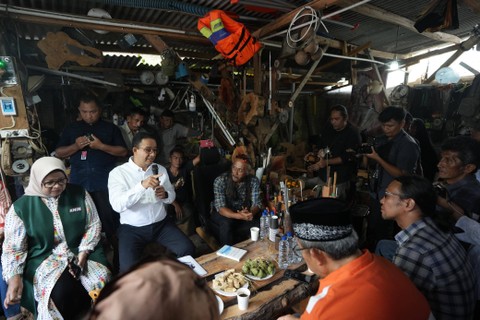 Capres Anies Baswedan menyambangi kediaman aktivis lingkungan dan budayawan Sunda di Kuningan, Maman Akar, Sabtu (9/12/2023). Foto: Dok. Istimewa