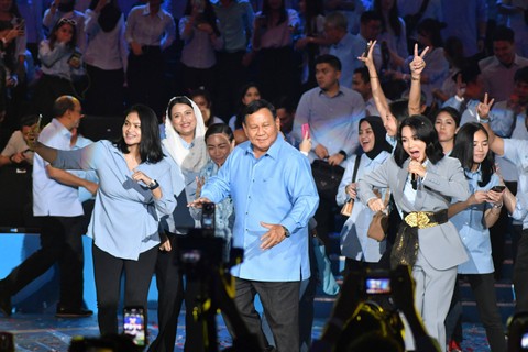 Calon Presiden no urut 2 Prabowo Subianto (tengah) berjoget bersama penyanyi Wika Salim (kanan) saat Konsolidasi Pemenangan Prabowo-Gibran di Sentul International Convention Center, Kabupaten Bogor, Jawa Barat, Minggu (10/12/2023). Foto: Arif Firmansyah/Antara Foto