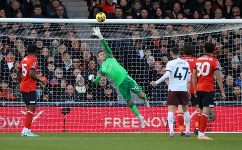 Thomas Kaminski dari Luton Town saat pertandingan di Kenilworth Road, Luton, Inggris. Foto: Isabel Infantes/Reuters