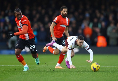 Amari'i Bell dari Luton Town duel dengan Phil Foden dari Manchester City saat pertandingan di Kenilworth Road, Luton, Inggris. Foto: Matthew Childs/Reuters