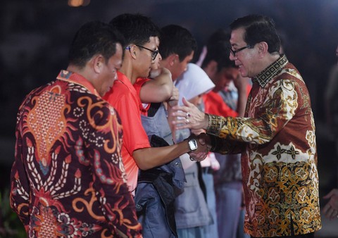 Menkumham Yasonna Laoly (kanan) melantik Komunitas pelajar pecinta HAM periode 2023-2025 di sela Peringatan Hari HAM Sedunia ke-75 di Lapangan Banteng, Jakarta, Minggu (10/12/2023). Foto: Akbar Nugroho Gumay/Antara Foto