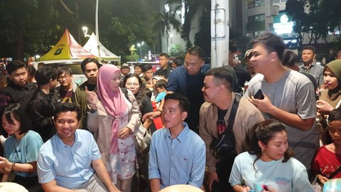 Usai menyambangi Pondok Pesantren Al-Tsaqafah, Cawapres nomor urut 2 Gibran Rakabuming Raka menyapa warga di sekitar Blok M, Minggu (10/12/2023). Foto: Fadhil Pramudya/kumparan