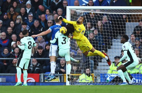 Pemain Chelsea Robert Sanchez dan Marc Cucurella duel  dengan pemain Everton James Tarkowski saat pertandingan di Goodison Park, Liverpool, Inggris. Foto: Molly Darlington/Reuters