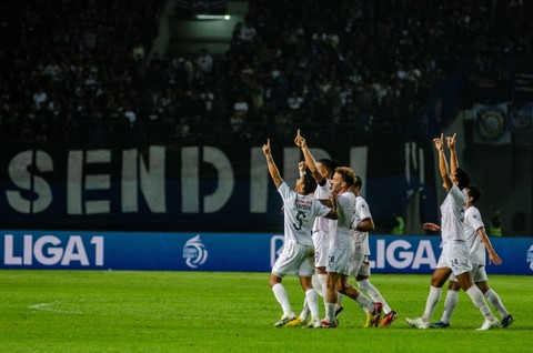 Sejumlah pesepak bola Persik Kediri berselebrasi usai mengalahkan Persib Bandung pada laga lanjutan BRI Liga 1 di Stadion Gelora Bandung Lautan Api, Bandung, Jawa Barat, Minggu (10/12/2023). Foto: Novrian Arbi/Antara Foto