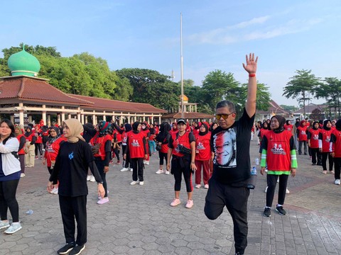 Sekjen PDIP Hasto Kristiyanto bersama istri dari Ganjar Pranowo, Siti Atiqoh melakukan senam Sicita (Senam Cinta Tanah Air Indonesia) bersama warga Serang di Alun-alun Kota Serang, Banten pada Senin (11/12/2023). Foto: Luthfi Humam/kumparan