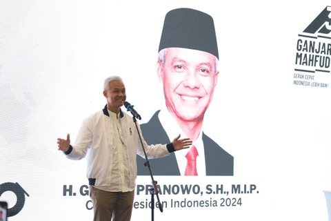 Capres nomor urut 3 Ganjar Pranowo memberikan sambutan saat menghadiri acara launching merchandise Ganjar-Mahfud MD di Fx Sudirman, Jakarta, Senin (11/12/2023). Foto: Iqbal Firdaus/kumparan