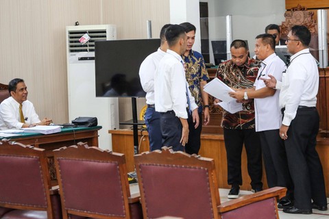 Kuasa hukum Ketua KPK Nonaktif Firli Bahuri berdiskusi dengan kuasa hukum Kapolda Metro Jaya saat sidang perdana praperadilan di Pengadilan Negeri Jakarta Selatan, Jakarta, Senin (11/12/2023). Foto: Asprilla Dwi Adha/ANTARA FOTO
