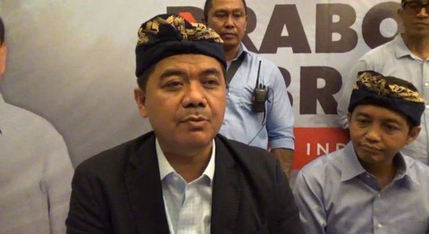 Wakil Ketua Tim Kampanye Nasional (TKN) Prabowo-Gibran Juri Ardiantoro dan Raja Juli Antoni di Hotel Aston, Kota Denpasar, Bali, Senin (11/12/2023). Foto: Denita BR Matondang/kumparan