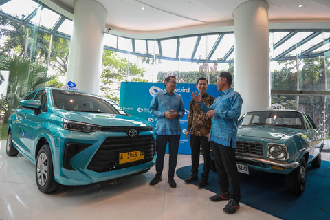 Direktur Utama PT Blue Bird Tbk Adrianto Djokosoetono (kiri) bersama Wakil Direktur Sigit Priawan (kanan) dan Chief Executive Officer Auto2000 Jap Ernando Demily (tengah) menghadiri acara peluncuran armada taksi terbaru di Kantor Pusat Bluebird. Foto: Aditia Noviansyah/kumparan