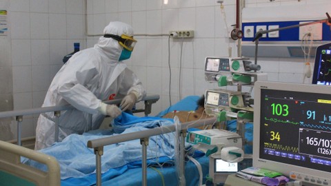 Dokter dan perawat periksa kondisi pasien COVID-19 di ruangan Pinere, RSUD Arifin Achmad Pekanbaru, pada tahun 2020. Foto: kumparan