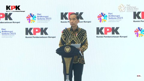 Presiden Jokowi menyampaikan pidato di pembukaan Peringatan Hari Antikorupsi Sedunia, Selasa (12/12/2023). Foto: Youtube/KPK RI