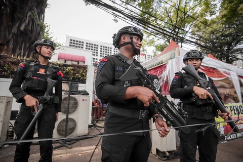 Suasana pengamanan di depan Komisi Pemilihan Umum (KPU) jelang debat perdana Capres-cawapres sore nanti, Jakarta, Selasa (12/12/2023). Foto: Jamal Ramadhan/kumparan