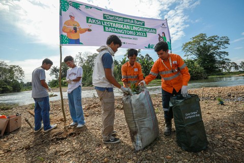 PT Agincourt Resources (PTAR), pengelola Tambang Emas   Martabe, menginisiasi Aksi Bersih Lingkungan bersama ratusan masyarakat di tiga desa di Kecamatan Batangtoru, Tapanuli Selatan, Sabtu (18/11). Foto: Aditia Noviansyah/kumparan