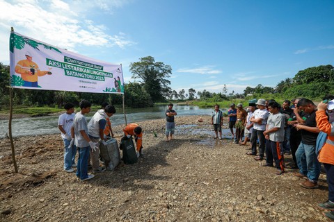 PT Agincourt Resources (PTAR), pengelola Tambang Emas   Martabe, menginisiasi Aksi Bersih Lingkungan bersama ratusan masyarakat di tiga desa di Kecamatan Batangtoru, Tapanuli Selatan, Sabtu (18/11). Foto: Aditia Noviansyah/kumparan