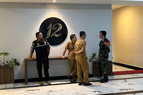 Polisi melakukan penggeledahan di Universitas Prima, Kota Medan, Selasa (12/12/2023). Foto: Tri Vosa/kumparan