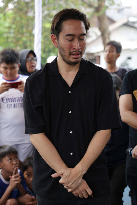 Musisi Jeje Govinda beserta keluarga dan kerabat saat menjalani prosesi pemakaman ibundanya di TPU Cipinang Hanafi, Jakarta, Selasa, (12/12/2023). Foto: Agus Apriyanto