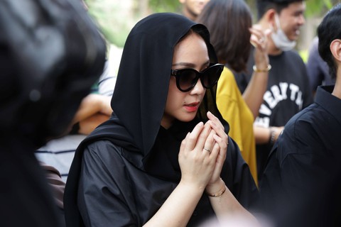 Nagita Slavina menghadiri pemakanan ibunda Jeje Govinda di TPU Cipinang Hanafi, Jakarta, Selasa, (12/12/2023). Foto: Agus Apriyanto