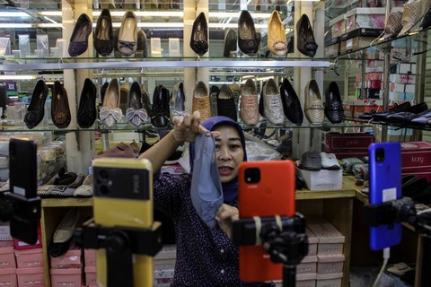 Pedagang berjualan melalui siaran langsung di Pasar Tanah Abang, Jakarta, Senin (11/12/2023). Foto: Cahya Sari/Antara Foto