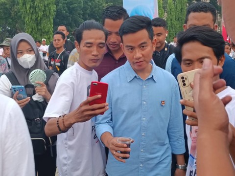Cawapres nomor urut 2, Gibran Rakabuming Raka menyapa para pedagang Starling dalam agenda Parade dan Deklarasi 2000 Starling Taretan Gibran di Plaza Timur GBK, Selasa (12/12/2023). Foto: Fadhil Pramudya/kumparan