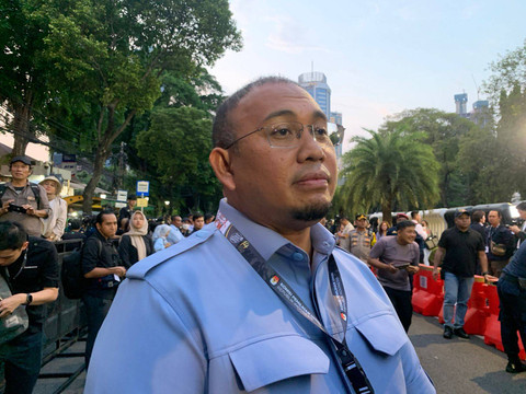 Ketua TKD Sumatera Barat untuk paslon Prabowo - Gibran, Andre Rosiade tiba di kantor KPU jelang debat perdana, Selasa (12/12/2023). Foto: Luthfi Humam/kumparan