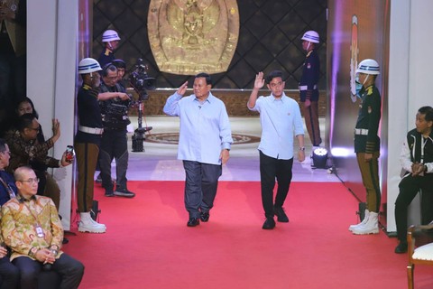 Calon Presiden (Capres) nomor urut dua Prabowo Subianto dan Cawapres Gibran Rakabuming Raka saat tiba di acara Debat Capres Perdana Pemilu 2024 di Kantor KPU, Jakarta, Selasa (12/122023). Foto: Iqbal Firdaus/kumparan