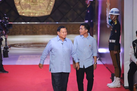 Calon Presiden (Capres) nomor urut dua Prabowo Subianto dan Cawapres Gibran Rakabuming Raka saat tiba di acara Debat Capres Perdana Pemilu 2024 di Kantor KPU, Jakarta, Selasa (12/122023). Foto: Iqbal Firdaus/kumparan