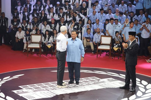 Capres bersalaman usai debat pertama Calon Presiden Pemilu 2024 di KPU RI, Jakarta, Selasa (12/12/2023). Foto: Iqbal Firdaus/kumparan