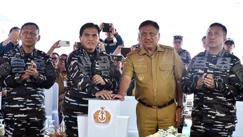 Kepala Staf TNI Angkatan Laut (), Laksamana TNI Dr Muhammad Ali, bersama Gubernur Sulawesi Utara, Olly Dondokambey, saat meresmikan Sarana dan Prasarana Satuan Pendidikan (Satdik) IV Kodiklatal Manado. (foto: istimewa)
