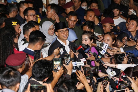 Capres nomor urut 1 Anies Baswedan menjawab pertanyaan wartawan usai mengikuti debat perdana Pemilu 2024 di Gedung KPU, Jakarta, Selasa (12/12/2023). Foto: Asprilla Dwi Adha/ANTARA FOTO