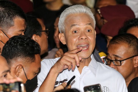 Capres nomor urut 3 Ganjar Pranowo menjawab pertanyaan wartawan usai mengikuti debat perdana Pemilu 2024 di Gedung KPU, Jakarta, Selasa (12/12/2023). Foto: Asprilla Dwi Adha/ANTARA FOTO