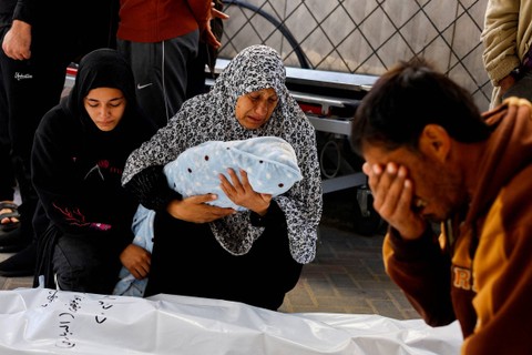 Nenek dari bayi Palestina Idres Al-Dbari, yang lahir pada masa perang dan terbunuh dalam serangan Israel memeluk jenazahnya di rumah sakit Abu Yousef al-Najjar di Rafah, Jalur Gaza, Selasa (12/12/2023). Foto: Mohammed Salem/REUTERS