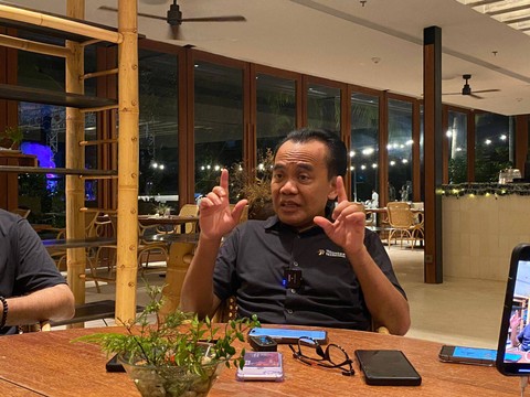 Plt. Sekretaris Jenderal Dewan Nasional KEK Susiwijono Moegiarso saat berbincang dengan media di Belitung, Selasa (12/12). dok. Sinar/ kumparan