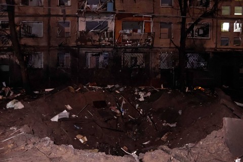 Gedung apartemen rusak akibat serangan rudal Rusia, di tengah serangan Rusia ke Ukraina, di Kyiv, Ukraina 13 Desember 2023. Foto: REUTERS/Yan Dobronosov