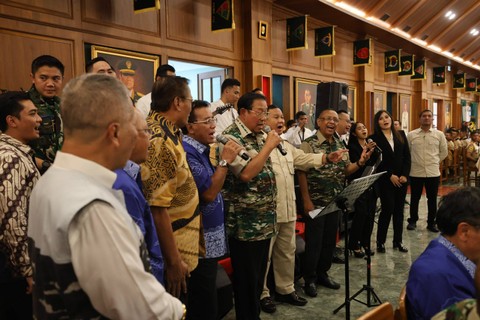 Menteri Pertahanan Prabowo Subianto bersama Presiden ke-6 RI Susilo Bambang Yudhoyono mengikuti makan siang bersama yang digelar di Ruang Makan Husein Akademi Militer, Magelang, Rabu (13/12/2023). Foto: Dok. Istimewa