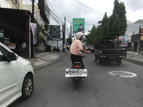 Nata Herosoesilo sedang melakukan atraksi freestyle di atas sepeda motornya untuk mempromosikan bengkel press body motor miliknya. Foto: Arif UT/Pandangan Jogja