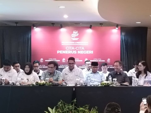 Ketua Koordinator Nasional Relawan Milenial Penerus Negeri M. Pradana Indraputra (Tengah) bersama Dewan Pakar TKN Prabowo-Gibran Dr. Ir. Burhanuddin Abdullah (kanan) dan Budiman Sudjatmiko (kiri) di Arion Hotel, Kemang, Jakarta Selatan, Rabu (13/13). Foto: Zamachsyari/kumparan