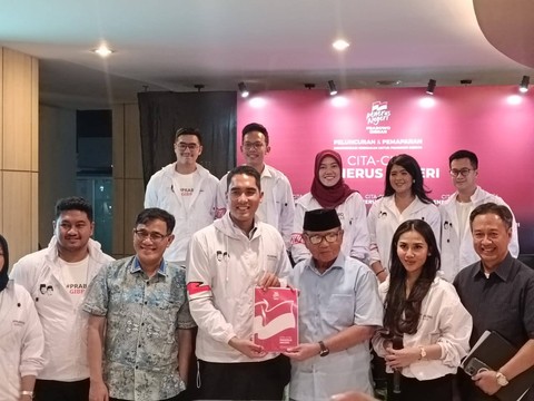 Ketua Koordinator Nasional Relawan Milenial Penerus Negeri M. Pradana Indraputra (Tengah) bersama Dewan Pakar TKN Prabowo-Gibran Dr. Ir. Burhanuddin Abdullah (kanan) dan Budiman Sudjatmiko (kiri) di Arion Hotel, Kemang, Jakarta Selatan, Rabu (13/13). Foto: Zamachsyari/kumparan