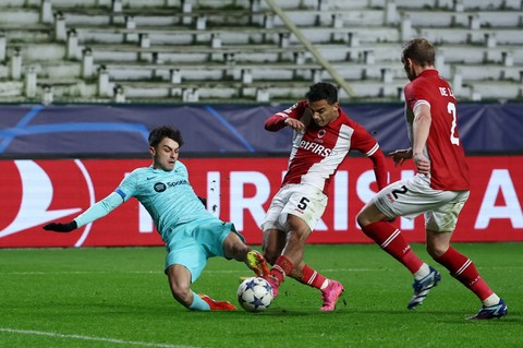 Barcelona bertandang ke markas Royal Antwerp dalam pertandingan Liga Champions  2023/24, Kamis (14/12) dini hari WIB. Foto: Reuters/Yves Herman