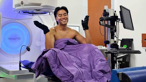 Vidi Aldiano menyelesaikan sesi radiasi. Foto: Instagram/@vidialdiano