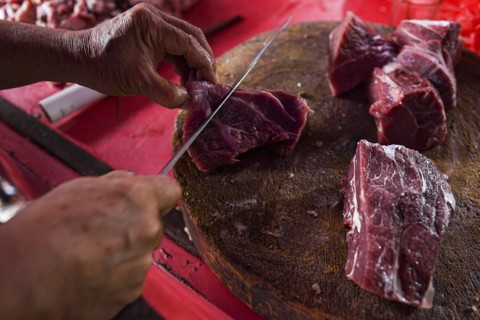 Pedagang memotong daging sapi di Jakarta, Kamis (14/12/2023). Foto: Muhammad Adimaja/Antara Foto