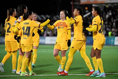 Selebrasi pemain FC Barcelona usai mencetak gol ke gawang Rosengard pada pertandingan Grup A Liga Champions Wanita di Malmo Idrottsplats, Malmo, Swedia, Rabu (13/12/2023). Foto: Johan Nilsson/TT News Agency via REUTERS
