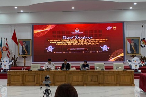 Suasana rapat evaluasi KPU bersama tim paslon capres/cawapres setelah debat pertama di Kantor KPU RI, Jakarta, pada Kamis (14/12/2023). Foto: Luthfi Humam/kumparan