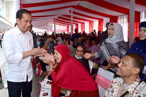 Presiden Jokowi membagikan BLT El Nino di Kantor Pos Malang, Kamis (14/12/2023). Foto: Muchlis Jr/Biro Pers Sekretariat Presiden