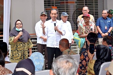 Presiden Jokowi membagikan BLT El Nino di Kantor Pos Malang, Kamis (14/12/2023). Foto: Muchlis Jr/Biro Pers Sekretariat Presiden
