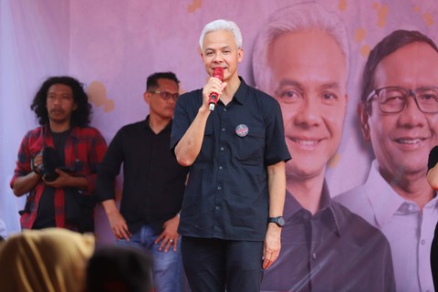 Calon Presiden (Capres) nomor urut tiga Ganjar Pranowo menghadiri acara pertemuan dengan buruh tani dan nelayan di Taman Marakas, Pondok Ungu Permai, Kabupaten Bekasi, Kamis (14/12/2023). Foto: Iqbal Firdaus/kumparan